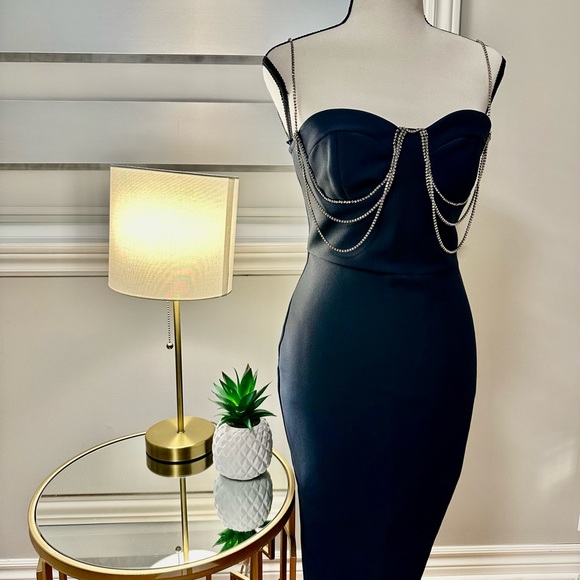 Beautiful midi dress with diamond accent and straps - Picture 3 of 3